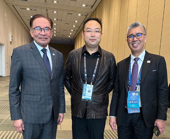 馬來西亞首相安華（左一）、APEC籌委會聯(lián)合主席徐鵬（中）、馬來西亞商務(wù)部長TENGKU ZAFRUL TENGKU ABDUL AZIZ（右一）